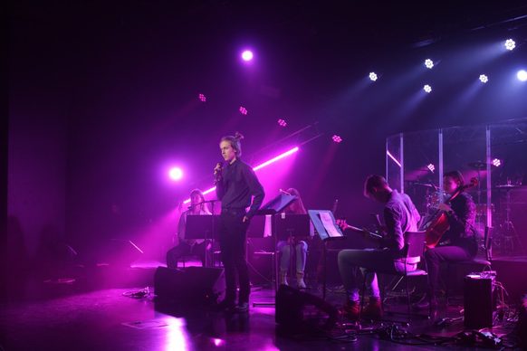 Konsertti violeteissa valoissa