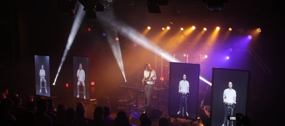 Musiikkidiplomikonsertti valoshow'n keskellä