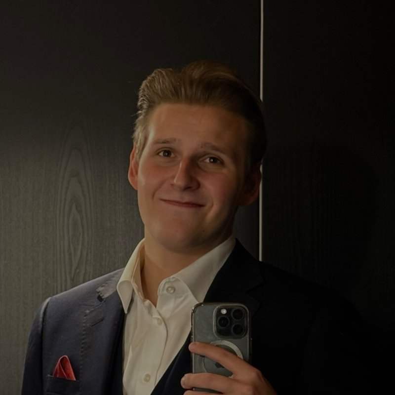 Onni Kauppinen hymyilee
